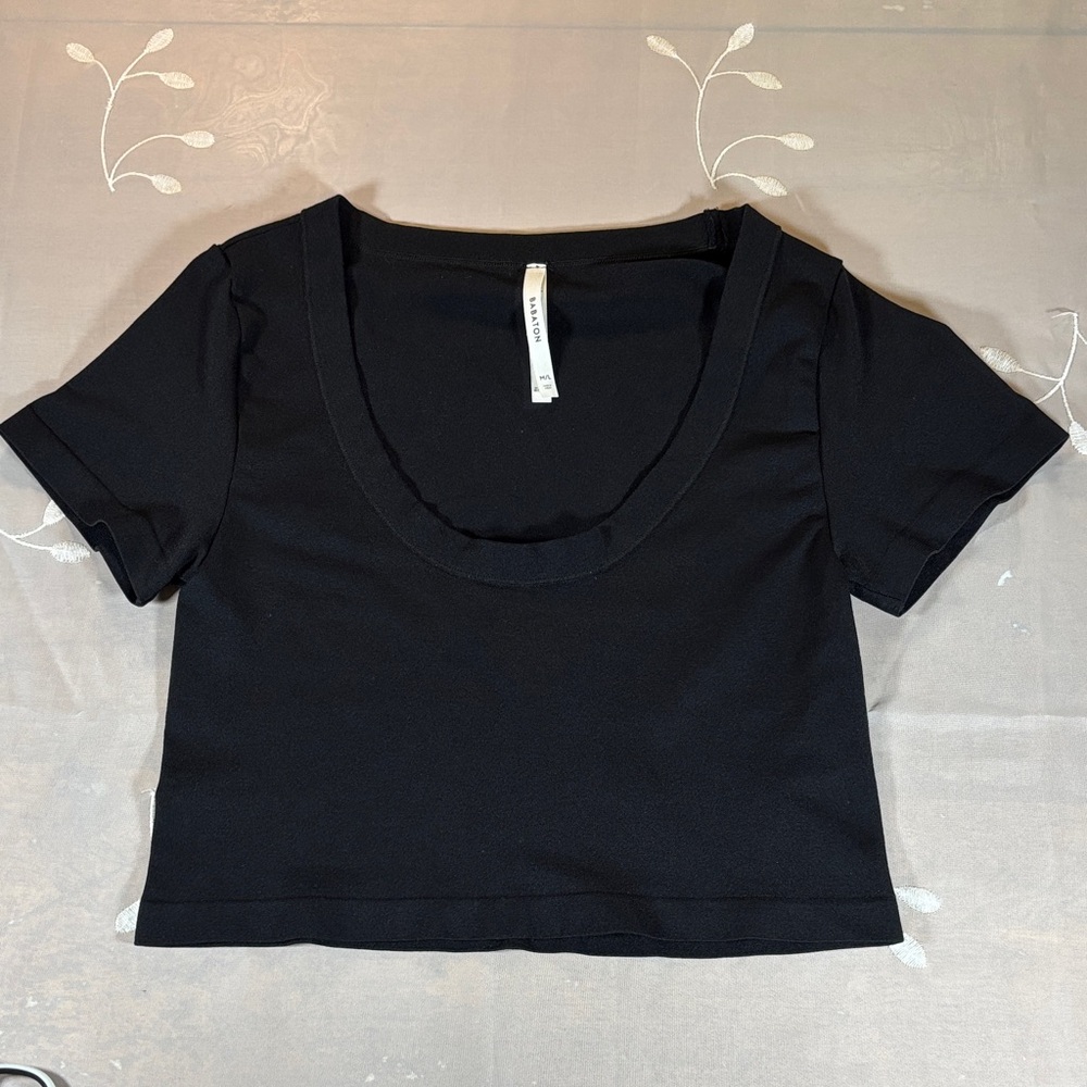 Aritzia Babaton Woman Black Crop Top M/L Basic Round Plunging Neckline
